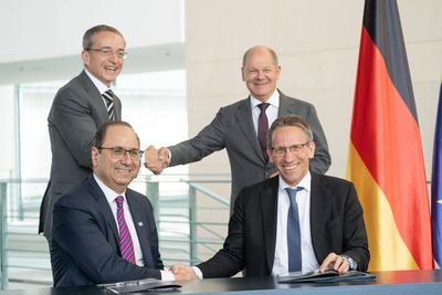 Unterzeichnung einer Vereinbarung zwischen der Bundesregierung und Intel im Bundeskanzleramt Unterst?tzung der Ansiedlun-stock-foto