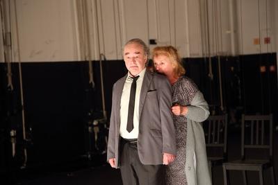 Traute Hoess als Die Alte und Martin Seifert als Der Alte bei der Fotoprobe zum St?ck Die St?hle-stock-photo
