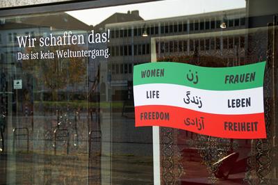 Aus Solidarit?t mit der Protestbewegung im Iran gegen das dortige Mullah-Regime hat ein Exil-Iraner in Bremen die Schauf-stock-foto