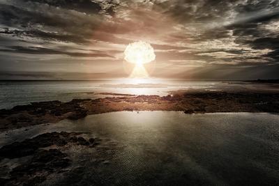 atomare Explosion ueber dem Ozean, Composing nuclear mushroom over the sea, composing BLWS613056 Copyright: xblickwinkel-stock-foto
