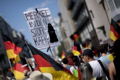 Women s March, Frauenmarsch DEU, Deutschland, Germany, Berlin, 09.06.2018 Demonstrant mit Plakat Angela Merkel in den St-stock-foto