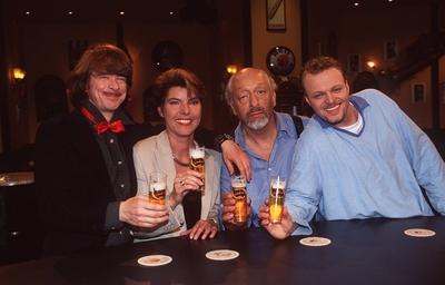 v.li.: Helge Schneider, Bettina B?ttinger, Karl Dall, Stefan Raab in Karl s Kneipe (RTL) 05/97 rs TV Fernsehen Moderati-stock-foto