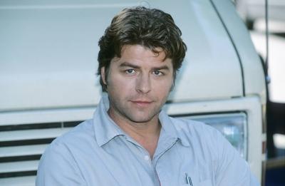 Uwe Fellensiek (Schauspieler) 08/98 ort Mann TV Fernsehen Schauspiel Serie dunkelhaarig leger Hemd blau drau?en sitzend-stock-foto