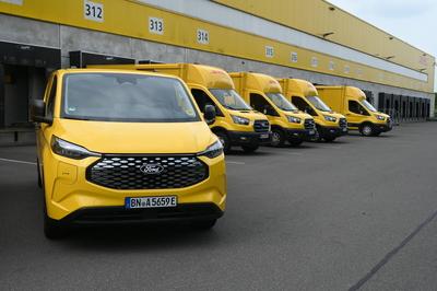 Ford Elektrofahrzeuge an der Rampe-stock-foto