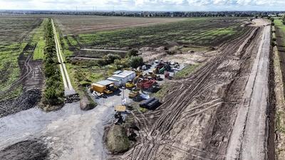 Baustop Intel Magdeburg Baufahrzeuge stehen an einer im Bau befindlichen Zufahrtsstra?e zum High Tech Park am Gel?nde de-stock-foto