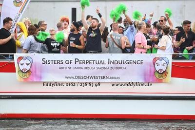 Berlin, Deutschland, 24.07.2025: CSD auf der Spree: Schiffe fahren zur Canal Pride durch das Regierungsviertel, auf eine-stock-foto