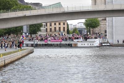Berlin, Deutschland, 24.07.2025: CSD auf der Spree: Schiffe fahren zur Canal Pride durch das Regierungsviertel *** Berli-stock-foto