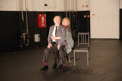 Traute Hoess als Die Alte und Martin Seifert als Der Alte bei der Fotoprobe zum St?ck Die St?hle-stock-photo