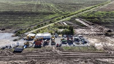 Baustop Intel Magdeburg Baufahrzeuge stehen an einer im Bau befindlichen Zufahrtsstra?e zum High Tech Park am Gel?nde de-stock-foto