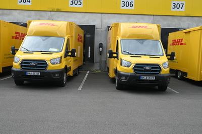 Ford Elektrofahrzeug an der Rampe mit Ladestation-stock-foto