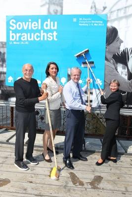 Bildnummer: 59717462  Datum: 22.05.2012  Copyright: imago/epdDas Plakat zum Kirchentag 2013 in Hamburg wurde am Dienstag (22.05.2012) am Ufer der Elbe im Beachclub StrandPauli vorgestellt. (Foto v.li.: der Designer Peter Schmidt; die Generalsekret?rin des Deutschen Evangelischen Kirchentags, Ellen Uebersch?r; Kirchentagspr?sident Gerhard Robbers und Bisch?fin Kirsten Fehrs vom Sprengel Hamburg und L?beck der Nordelbischen Ev.-Luth. Kirche) Auf den Abrei?zetteln des Plakats stehen kleine wei?e Bildsymbole f?r Dinge, die im Leben wichtig sind: ein Haus, die Welt, Kinder, Brot, Kirche, die Sonne, ein Baum, eine Friedenstaube. Das blaue Abrissblatt ist auf Schwarz-Wei?-Fotos in drei Plakatvarianten mit typischen Hamburg-Motiven montiert: Junge Leute am Hafen, eine Familie an der Binnenalster, ein junges Paar vor dem Rathaus. Die Motive sollen bundesweit in Kirchengemeinden und Schulen, an Litfa?s?ulen und auf Gro?plakatfl?chen f?r den 34. Deutschen Evangelischen Kirchentag vom 1. bis 5. Mai 2013 in Hamburg werben. (Siehe epd-Meldung vom 22.05.2012) DER ABDRUCK DES EPD-FOTOS IST HONORARPFLICHTIG! Plakatmotiv f?r Kirchentag 2013 pr?sentiert xsp x0x 2012 hoch Evangelische Kirche Kirchentag Personen Plakat Plakate Religionen Werbung Wirtschaft  59717462 Date 22 05 2012 Copyright Imago epd the Billboard to Kirchentag 2013 in Hamburg was at Tuesday 22 05 2012 at Shore the Elbe in Beach Club Pauli beach presented Photo V left the Designers Peter Schmidt the General secretary the German Protestant Church tags Ellen  Church day President Gerhard Robbers and Bishop Kirsten Fehrs of Sprengel Hamburg and Luebeck the Nordelbischen eV Luth Church on the  the Poster Stand small White visual symbols for Things the in Life important are a House the World Children Bread Church the Sun a Tree a Peace dove the Blue  is on Black white Photos in Three  with typical Hamburg Motives mounted Boy People at Port a Family to the Binnenalster a Young Couple before the City Hall the Motives should nationwide in Church communities and Schools to Litfa?s?ulen and on  for the 34 German Protestant Kirchentag of 1 until 5 May 2013 in Hamburg Advertising See epd Message of 22 05 2012 the Imprint the epd Photos is   for Kirchentag 2013 presents xsp x0x 2012 vertical Protestant Church Kirchentag People Billboard Posters Religions Advertising Economy-stock-foto