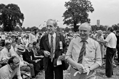 Bildnummer: 60099490  Datum: 09.07.1989  Copyright: imago/epdKirchentag in Leipzig Was ist der Mensch, dass du seiner gedenkst? , 06. - 09.07.1989. Schlussveranstaltung auf der Rennbahn Scheibenholz in Leipzig u.a. mit J?rgen Schmude (li.), Pr?ses der Synode der Evangelischen Kirche in Deutschland (EKD) und Kurt L?ffler (re.), Staatssekret?r f?r Kirchenfragen in der DDR. DER ABDRUCK DES EPD-FOTOS IST HONORARPFLICHTIG! Kirchentag in Leipzig 1989 07 xcb x0x 1989 quer Kirchenbund Religion Kirche Kirchenarbeit DDR BRD Politik Gesellschaft Ost West Christen christlich Veranstaltung Treffen Europa  60099490 Date 09 07 1989 Copyright Imago epd Kirchentag in Leipzig what is the Man that you his remember 06 09 07 1989 Final event on the Racecourse Slab wood in Leipzig U a with J?rgen Schmude left Chairman the Synod the Protestant Church in Germany EKD and Kurt L?ffler right Secretary of State for Church questions in the GDR the Imprint the epd Photos is  Kirchentag in Leipzig 1989 07  x0x 1989 horizontal  Religion Church  GDR GERMANY politics Society East WEST Christians Christian Event Meeting Europe-stock-foto