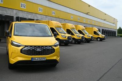 Ford Elektrofahrzeuge an der Rampe-stock-foto