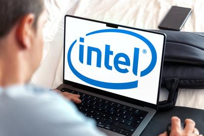 February 29, 2024: Man sitting at his laptop, the Intel logo on the screen. PHOTOMONTAGE *** Mann sitzt am Laptop, im Bi-stock-foto