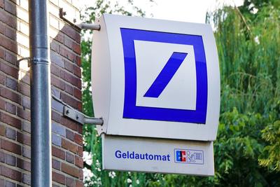 Investmentbanking, Deutsche Bank, Geld abheben, Firmenlogo als Werbenase an einem Geb?ude, Kundenwerbung, Geldautomat **-stock-foto