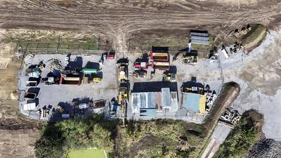 Baustop Intel Magdeburg Baufahrzeuge stehen an einer im Bau befindlichen Zufahrtsstra?e zum High Tech Park am Gel?nde de-stock-foto