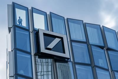 Logo der Deutschen Bank an Glasfassade in Frankfurt 21.03.24, Frankfurt: Symbolfoto, Illustrationsbild, Symbolbild, Illu-stock-foto