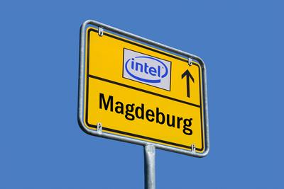 Ortsschild mit Magdeburg und Logo von Intel Ortsschild mit Magdeburg und Logo von Intel, 10.08.2023 Borkwalde, Brandenbu-stock-foto