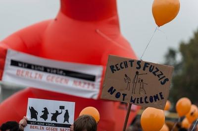 Bilder des Tages Ein Schild mit der Aufschrift Rechtsfuzzis not Welcome ist w?hrend der Merkel muss Weg Demonstration a-stock-foto
