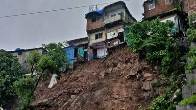 Landslide Hits Mumbai?s Bhandup Area After Heavy Rains; Several Homes Damaged-stock-foto