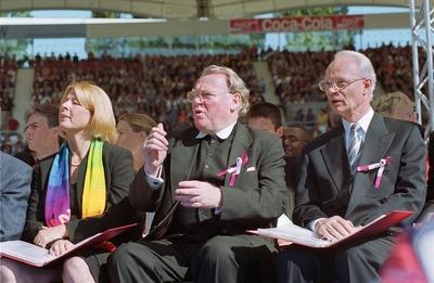 Bildnummer: 60097572  Datum: 20.06.1999  Copyright: imago/epdKirchentagspr?sidentin Barbara Rinke, der Ratsvorsitzende der Evangelischen Kirche in Deutschland (EKD), Pr?ses Manfred Kock, und der Pr?sident des Zentralkommitees der Deutschen Katholiken, Hans Joachim Meyer, (von links) beim Abschlu?gottesdienst des 28. Deutschen Evangelischen Kirchentages am 20.6.99 im Stuttgarter Gottlieb-Daimler-Stadion. Am 28. Deutschen Evangelischen Kirchentag in Stuttgart unter dem biblischen Leitwort Ihr seid das Salz der Erde nahmen weit mehr als 100.000 Menschen teil. DER ABDRUCK DES EPD-FOTOS IST HONORARPFLICHTIG! Kirchentagspr?sidentin Barbara Rinke, 03 xcb x0x 1999 quer DEKT evangelisch Religion Kirche Abschlussgottesdienst schlu?gottesdienst q ?kumene  60097572 Date 20 06 1999 Copyright Imago epd  Barbara Rinke the Board Chairman the Protestant Church in Germany EKD Chairman Manfred Kock and the President the  the German Catholics Hans Joachim Meyer from left the Final worship the 28 German Protestant Church day at 20 6 99 in Stuttgart Gottlieb Daimler Stadium at 28 German Protestant Kirchentag in Stuttgart under the biblical Motto her are the Salt the Earth participated far more as 100 000 People Part the Imprint the epd Photos is   Barbara Rinke 03  x0x 1999 horizontal DEKT Protestant Religion Church Final worship  Q Ecumenism-stock-foto