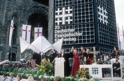 Bildnummer: 60099699  Datum: 07.06.1989  Copyright: imago/epdMit mehr als 100 Gottesdiensten und einem Abend der Begegnung in der West-Berliner Innenstadt ist am Abend des 7. Juni der 23. Deutsche Evangelische Kirchentag in Berlin er?ffnet worden. In dem zentralen Open-Air-Er?ffnungsgottesdienst auf dem Breitscheidplatz vor der Kaiser-Wilhelm-Ged?chtniskirche sagte der Ratsvorsitzende der EKD, der Berliner Bischof Martin Kruse (mi.), der Kirchentag bringe nicht f?r vier Tage das Reich Gottes nach Berlin . Die Ged?chtniskirche ist einer der vielen Veranstaltungsorte beim ersten ?kumenischen Kirchentag vom 28. Mai bis 1. Juni 2003 in Berlin. Je vier Mal waren Evangelischer Kirchentag und Katholikentag bereits in Berlin. Hinzu kommt der Ost-Berliner Kirchentag zum 750-j?hrigen Stadtjubil?um 1987, so dass der bevorstehende erste ?kumenische Kirchentag zugleich das zehnte gro?e Christentreffen in der alten und neuen Hauptstadt ist. An einer Ausstrahlung weit ?ber Berlin und Deutschland hinaus wird es nicht fehlen. Die Zahlen, die bereits im Vorfeld die Runde machen, lassen daran keinen Zweifel: Rund 200.000 Dauerteilnehmer werden erwartet. Zum Stra?enfest Unter den Linden am Er?ffnungsabend sollen es gar bis zu 500.000 werden. F?r den reibungslosen Ablauf stehen ?ber 6.000 ehrenamtliche Mitarbeiter bereit. Und auch das Programmheft f?r die f?nf Tage ist mit 720 Seiten und gut 3.200 Veranstaltungen so dick wie nie zuvor. (Siehe epd-Bericht vom 22.5.03) DER ABDRUCK DES EPD-FOTOS IST HONORARPFLICHTIG! Mit mehr als 100 Gottesdiensten und 07 xcb x0x 1989 quer Gottesdienst q Europa Deutschland Berlin Religionen Christentum Evangelische Kirche Kirchentage  60099699 Date 07 06 1989 Copyright Imago epd with more as 100 Worship and a Evening the Encounter in the WEST Berlin Inner city is at Evening the 7 June the 23 German Protestant Kirchentag in Berlin opens been in the Centres Open Air Opening worship on the Administrations before the Kaiser Wilhelm Memorial Church said the Board Chairman the EKD the Berlin Bishop Martin Kruse Mi the Kirchentag  not for four Days the Reich God after Berlin the Memorial Church is a the many Venues the first Ecumenical Kirchentag of 28 May until 1 June 2003 in Berlin ever four times Were Protestant Kirchentag and Catholic already in Berlin add , the East Berlin Kirchentag to 750 year City anniversary 1987 as that the forthcoming First Ecumenical Kirchentag at the same time the Tenth Size  in the Ancients and New Capital is to a Radiance far above Berlin and Germany out will it not miss the figures the already in Apron the round make let it Do not Doubt Around 200 000  will expected to Street festival under the Linden at Opening night should it even until to 500 000 will for the smooth Process Stand above 6 000 Volunteer Employees ready and too the Program booklet for the five Days is with 720 Pages and well 3 200 Events as Thick like never before See epd Report of 22 5 03 the Imprint the epd Photos is  with more as 100 Worship and 07  x0x 1989 horizontal Worship Q Europe Germany Berlin Religions Christianity Protestant Church Church days-stock-foto