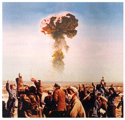China: Workers and technicians at the Lop Nur Nuclear Weapons Test Base, Xinjiang, celebrate China s first nuclear bomb-stock-foto