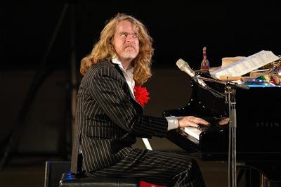 DEU, Deutschland, Ruhrgebiet, Essen, 10.10.2004: Helge Schneider spielt auch mimisch Beethoven bei seinem Soloauftritt i-stock-foto