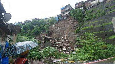 Landslide Hits Mumbai?s Bhandup Area After Heavy Rains; Several Homes Damaged-stock-foto