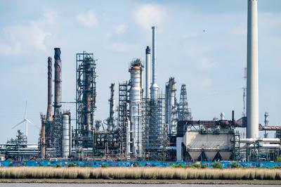 Total Energies oil refinery at the Port of Antwerp, Belgium 17 May 2025-stock-foto