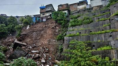 Landslide Hits Mumbai?s Bhandup Area After Heavy Rains; Several Homes Damaged-stock-foto