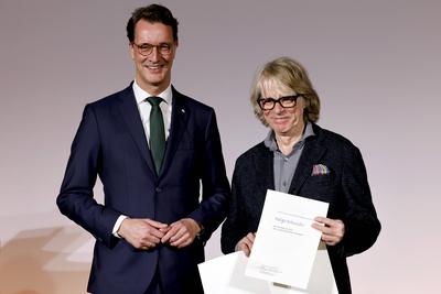 NRW-Ministerpr?sident Hendrik W?st (CDU) und Entertainer und Musiker Helge Schneider bei der Verleihung des Kunstpreises-stock-foto