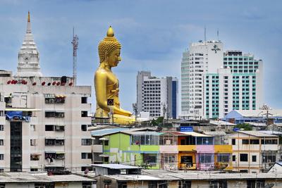 Buddha Statue umgeben von H?usern, Bangkok, Thailand, Asien, 08.06.2024 *** Buddha statue surrounded by houses, Bangkok,-stock-foto
