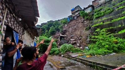 Landslide Hits Mumbai?s Bhandup Area After Heavy Rains; Several Homes Damaged-stock-foto