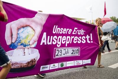 News Bilder des Tages Demo zum World Overshoot Day in Hamburg Am 29 07 2019 ist World Overshoot Day-stock-foto