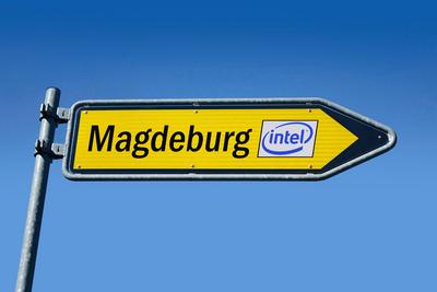 Wegweiser mit Magdeburg und Logo von Intel Wegweiser mit Magdeburg und Logo von Intel, 10.08.2023, Borkwalde, Brandenbur-stock-foto