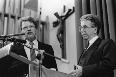 Der Vorsitzende des ostdeutschen Kirchenbundes der Magdeburger Bischof Christoph Demke li und d-stock-foto