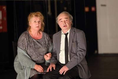 Traute Hoess als Die Alte und Martin Seifert als Der Alte bei der Fotoprobe zum St?ck Die St?hle-stock-photo