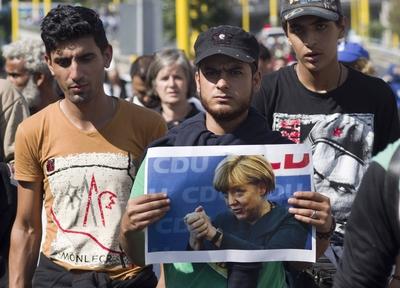 refugees and migrants on foot to the West Budapest Hungary UNGARN 04 09 2015 Budapest XI Bezi-stock-photo
