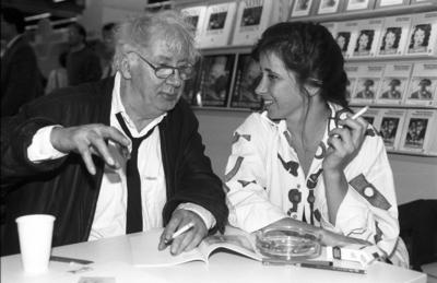 Bildnummer: 56809940  Datum: 01.10.1994  Copyright: imago/teutopressHorst Janssen mit Tochter Lemme (Kathrin)10/94 pp Mann Kunst Malerei Autor Literatur Hamburg Oldenburg quer Portr?t sitzend Hand an Brille Blick zur Seite Gespr?ch diskutierend sitzend neutral rauchend Zigarette wei?haarig Brille leger Lederjacke Krawatte Frankfurter Buchmesse, Oktober 1994 People xns x0x 1994 quer  56809940 Date 01 10 1994 Copyright Imago  Horst Jan?en with Daughter Lemme Kathrin 10 94 PP Man Art Painting Author Literature Hamburg Oldenburg horizontal Portrait seated Hand to Glasses Glance to Side Conversation discussing seated neutral smoking Cigarette wei?haarig Glasses casual Leather jacket Tie Frankfurt Book Fair October 1994 Celebrities xns x0x 1994 horizontal-stock-foto