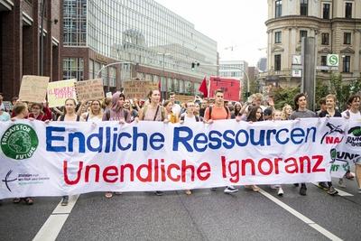 Demo zum World Overshoot Day in Hamburg Am 29 07 2019 ist World Overshoot Day Das bedeutet wir habe-stock-foto