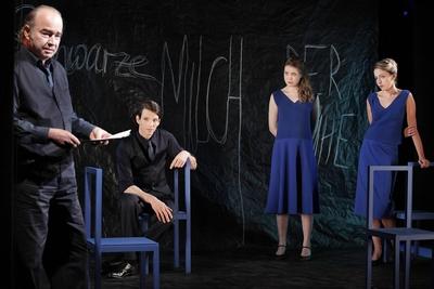 drama berlin de 26 06 2014 Berliner Ensemble SCHWARZE MILCH DER FRUEHE DER DICHTER PAUL CELAN von-stock-foto