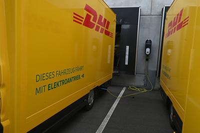 Ford Elektrofahrzeug an der Rampe mit Ladestation-stock-foto