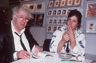 Horst Janssen und Tochter Lamme 10/94 pp quer halb sitzend leger schreibend rauchend-stock-foto