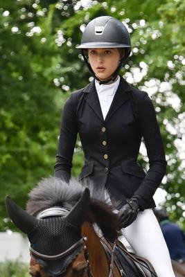 Eve Jobs 23, die juengste Tochter von Apple-Gruender Steve Jobs , Reiterin Model startet mit ihrem Perd Charleville bei der Longines Global Champions Tour of Hamburg - En Garde Amateur Trophy beim CSIC Selleria Equipie Opening Competition Jumping auf dem Turniergelaende im Reiterstadion in Hamburg Klein Flottbek am Freitag 27.08.2021 in Hamburg D Deutschland *** Eve Jobs 23, the Juengste Subsidiary from Apple Founder Steve Jobs , Rider Model launches with their Perd Charleville at the Longines Global Champions Tour of Hamburg en Guards Amateur Trophy at CSIC Selleria Equipment Opening Competition Jumping at the Tournament grounds at Riding stadium in Hamburg Small Flottbek on Friday 27 08 2021 in Hamburg D Germany-stock-foto