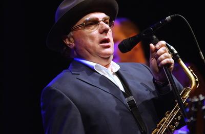 1/ Konzert: Van Morrison im Berliner ICC, S?nger mit Saxophon & Hut, Singer Songwriter, Rythm & Blues, Musik, Berlin Deu-stock-foto