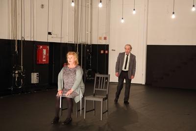 Traute Hoess als Die Alte und Martin Seifert als Der Alte bei der Fotoprobe zum St?ck Die St?hle-stock-photo