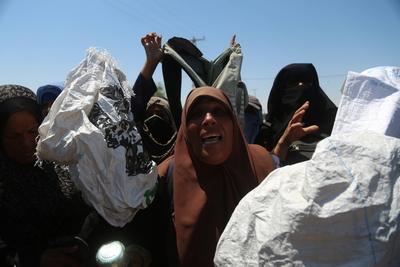 Palestinians make their way in the Mawasi area of Rafah after receiving humanitarian aid from an aid distribution point-stock-foto