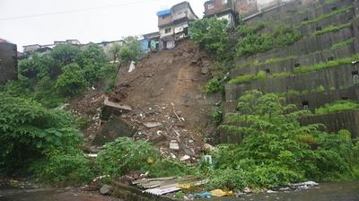 Landslide Hits Mumbai?s Bhandup Area After Heavy Rains; Several Homes Damaged-stock-foto