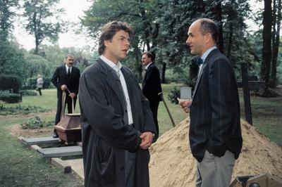 IM NAMEN DES GESETZES Das Heim BRD 1995 Gabriele Heberling Szene mit UWE FELLENSIEK und KLAUS SC-stock-foto